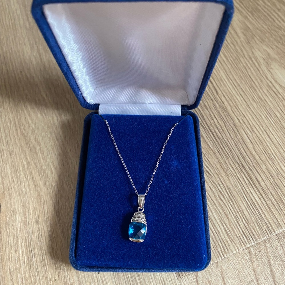 Elegant Blue Pendant Necklace